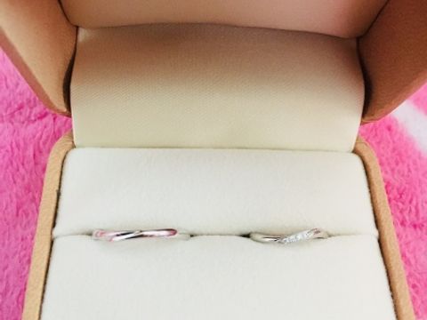 【1122 iifuufu bridal(いい夫婦ブライダル)の口コミ】 婚約指輪と重ねてつけれるようなデザイン性と、華奢なデザインが好みだっ…