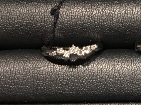 【エクセルコダイヤモンド(EXELCO DIAMOND)の口コミ】 大きなダイヤモンドが5つ星座のように並んでいます。爪止めの仕方も綺麗で…