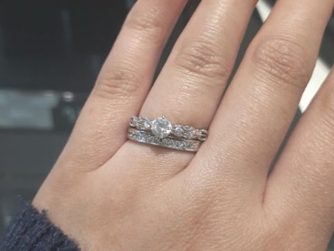 【JEWELRY  KAMATA(ジュエリーかまた)の口コミ】 両脇にもダイヤが2個ずつついていて、とてもかわいいです。

こんなにも豪…