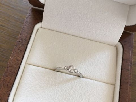 【Ponte Vecchio(ポンテヴェキオ)の口コミ】 結婚指輪と重ねづけできるデザインの指輪を探していました。購入した花か…