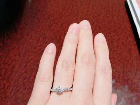 【JEWELRY  KAMATA(ジュエリーかまた)の口コミ】 横から見たリングのデザインと全体的に華やかな印象のものにしたくて選び…