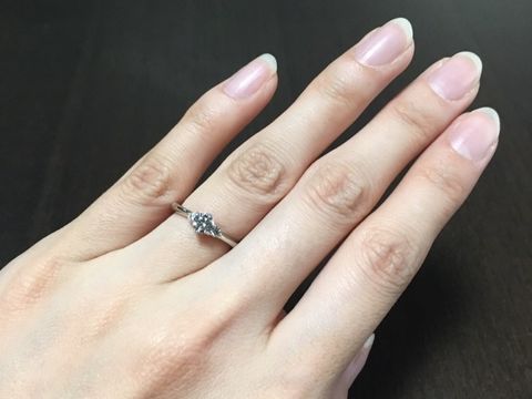 【銀座ダイヤモンドシライシの口コミ】 立て爪ではなく、両手ですくいあげている様なデザインに一目惚れしました…