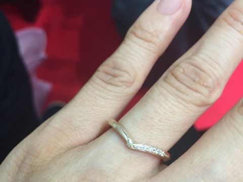 【杢目金屋(もくめがねや)の口コミ】 指輪のシルエットがとても素敵でした。普通はまっすぐのシルエットのデザ…