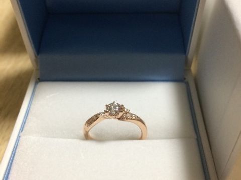 【GALA JEWELRY(ガラジュエリー)の口コミ】 ひねりがある指輪が良かったため、この指輪にしました。
また、フレームは…