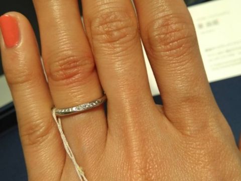 【銀座ダイヤモンドシライシの口コミ】 シンプルでありながらメレダイヤがしっかりと輝くように配置されていてス…