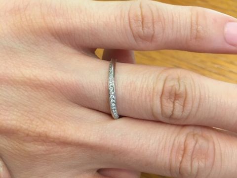 【アネリディギンザ(ANELLI DI GINZA)の口コミ】 メレダイヤが流れるように配置されてるデザインで、どの方向から見てもキ…