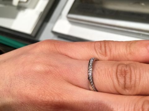 【アイプリモ(I-PRIMO)の口コミ】 レール留めのハーフエタニティリングです。レール留めながらダイヤの粒が…