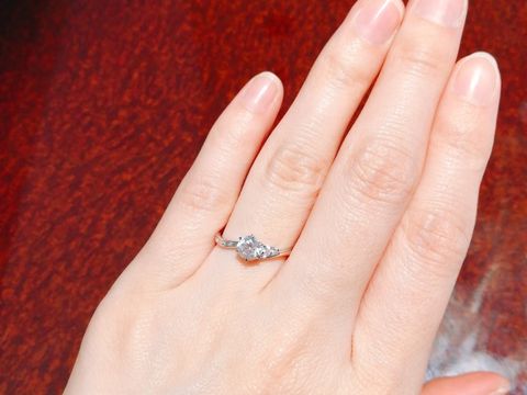 【JEWELRY  KAMATA(ジュエリーかまた)の口コミ】 S字ラインが指に馴染んでとってもキュートでした。
サイドのストーンもと…