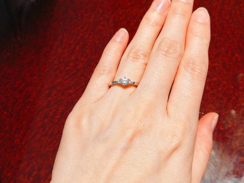 【JEWELRY  KAMATA(ジュエリーかまた)の口コミ】 デザインがシンプルでかつ，婚約指輪らしい指輪もいいかなと探していまし…