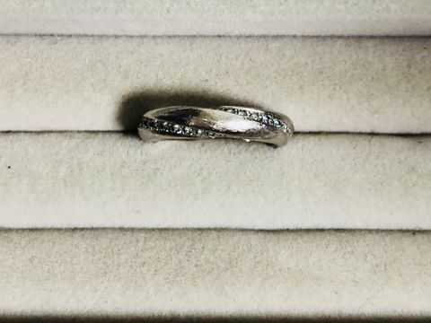 【Ponte Vecchio(ポンテヴェキオ)の口コミ】 男性も同じデザインでブラックダイヤが螺旋状に1周付いています。夫の職業…