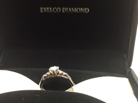 【エクセルコダイヤモンド(EXELCO DIAMOND)の口コミ】 リングが、プラチナで、真ん中が大きなダイヤモンド、そして、両サイドに2…