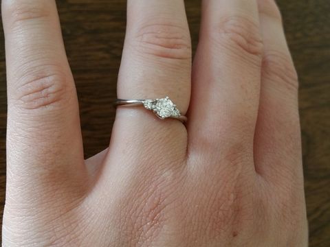 【STAR JEWELRY(スタージュエリー)の口コミ】 少し大きめのダイヤモンドが中央にありそれを6点で留めているデザインが素…