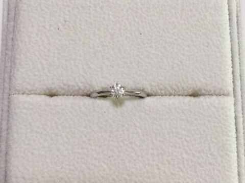 【AFFLUX(アフラックス)の口コミ】 シンプルなものが良く、先に結婚指輪を決めたので、結婚指輪にも合う物を…