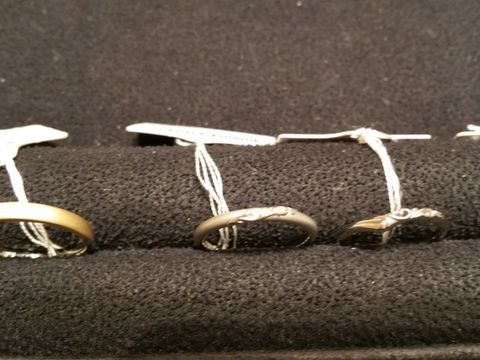 【ケイウノ ブライダル(K.UNO BRIDAL)の口コミ】 レディースとメンズでデザインは同じなのに、レディースは透かしのように…