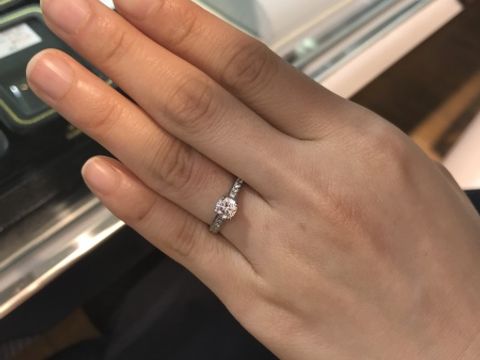 【GALA JEWELRY(ガラジュエリー)の口コミ】 価格とダイヤモンドの大きさが決め手です。他店で見積もってもらったダイ…