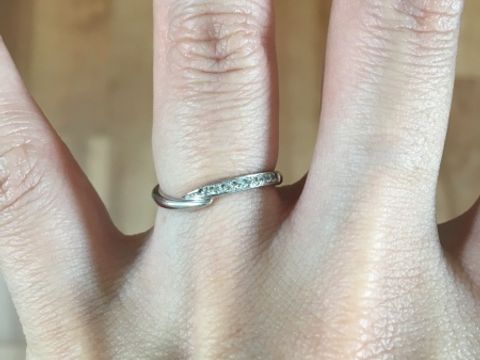 【宝寿堂(ほうじゅどう)の口コミ】 婚約指輪と一緒に付けられるものを探していて、同じウェーブ型の指輪を選…