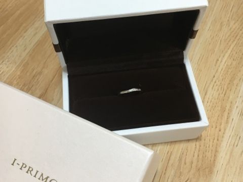 【アイプリモ(I-PRIMO)の口コミ】 少しカーブしているデザインの為、他の試着した指輪より指が長く綺麗に見…