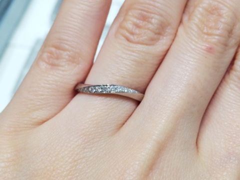 【アイプリモ(I-PRIMO)の口コミ】 なだらかなウェーブのデザインが優雅な指輪です。指が細く見え、上品な手…