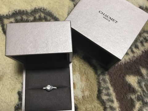【ショーメ(CHAUMET)の口コミ】 指輪の華奢なデザインがとても気に入りました。ダイヤの光り方が強い光で…