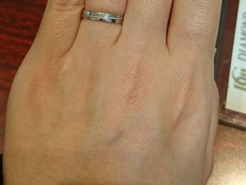 【Mr.MONDIAM & Ms.APHRODITE(ミスターモンディアムアンドミスアフロディーテ)の口コミ】 斜めのミル打ちデザインが可愛いです。ストーンも小さすぎずほど良い大き…