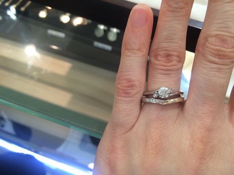 【杢目金屋(もくめがねや)の口コミ】 婚約指輪と同じところで探したので、V字ラインのはとてもしっくりきました…