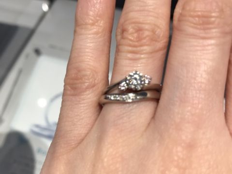 【銀座ダイヤモンドシライシの口コミ】 シンプルなデザインでしたが、ダイヤモンドが綺麗に並べられていて、流れ…