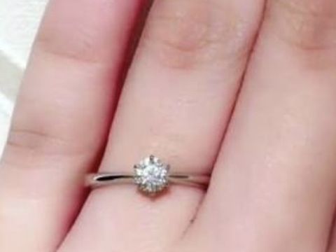 【ROYAL ASSCHER(ロイヤル・アッシャー)の口コミ】 旦那がプロポーズの際、選んで買ってきてくれました。見た目はダイヤが真…