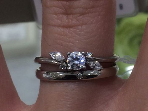 【A・D・A(エー・ディー・エー)の口コミ】 ネットで見つけ、デザインが可愛いので見てみることに。メインの石の左右…