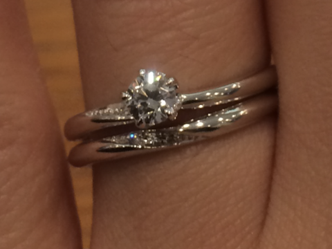 【銀座ダイヤモンドシライシの口コミ】 ダイヤモンドの婚約指輪では、昔ながらの立て爪型を、現代風にアレンジし…