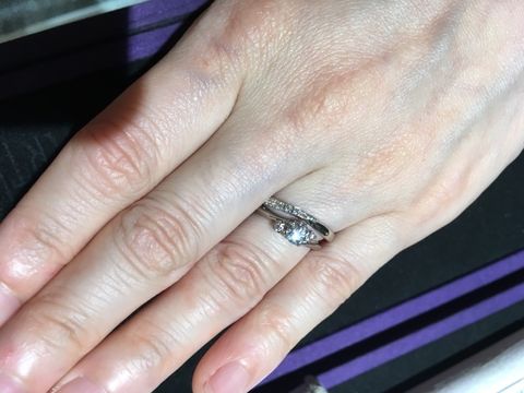 【ケイウノ ブライダル(K.UNO BRIDAL)の口コミ】 S字ラインが婚約指輪との重ね付けにぴったりで、しっくりきました。
内側…