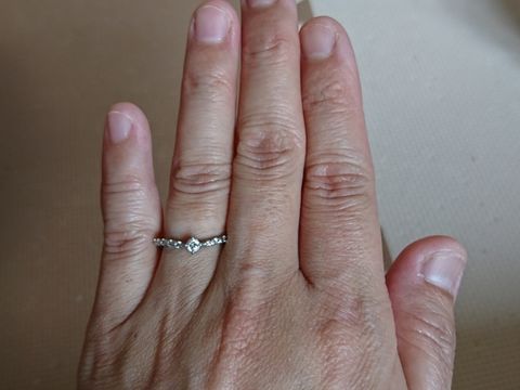 【TAKE-UP(テイクアップ)の口コミ】 この指輪のメインダイヤの横に小さいダイヤが並んでいる豪華なデザインが…