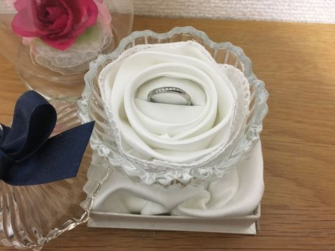 【4℃ BRIDAL(ヨンドシーブライダル)の口コミ】 結婚指輪といえば、ストーンの埋め込まれていないシンプルなデザインのも…