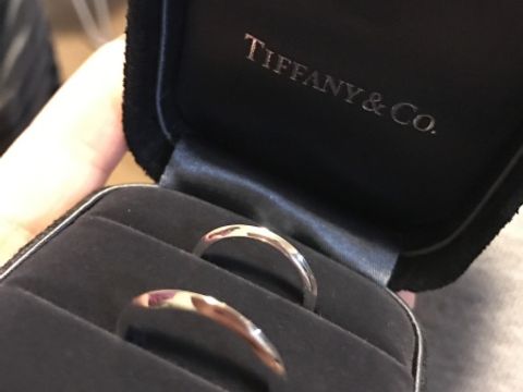 【ティファニー(Tiffany & Co.)の口コミ】 夫婦で同じ指輪をつけたかったので、シンプルで飽きのこないものを探して…