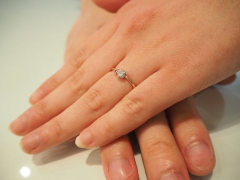 【PRIMA PORTA(プリマポルタ)の口コミ】 彼がいくつか選んでくれた中から選びました。
華奢で主張しすぎず、普段か…