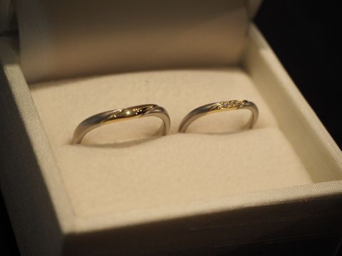 【AMOUR AMULET(アムール・アミュレット)の口コミ】 シンプルでありながら、ちょっと変わったデザインを探していました。
真ん…