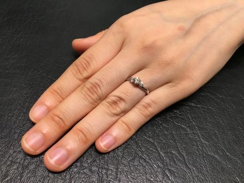 【ROYAL ASSCHER(ロイヤル・アッシャー)の口コミ】 試着した時の彼女の喜び、目の輝きが一番よかったから。
また、ダイヤモン…