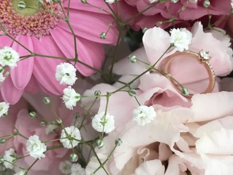 【アイプリモ(I-PRIMO)の口コミ】 結婚指輪はプラチナと決めていたため、婚約指輪は自分の肌の色に合うピン…