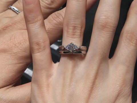 【エクセルコダイヤモンド(EXELCO DIAMOND)の口コミ】 センター石の両脇にメレダイヤがあり、リング部分にはミル打ちがあります…