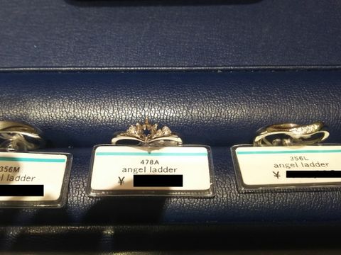 【銀座ダイヤモンドシライシの口コミ】 センター石の両脇にメレが2つずつあり、センター石を引き立たせてくれます…