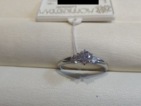 【モニッケンダム(MONNICKENDAM)の口コミ】 センター石の両脇にメレがあり、センター石をより大きくみせてくれます。
…