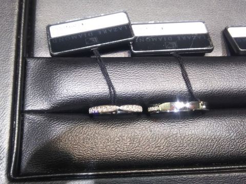 【ラザール ダイヤモンド(LAZARE DIAMOND)の口コミ】 レディース用は中心部に絞りがある為、指が細く華奢に見えました。
メレも…