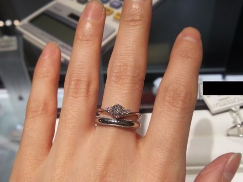 【モニッケンダム(MONNICKENDAM)の口コミ】 センター石の両脇に2石ずつメレダイヤがついた、V字デザインになります。
…