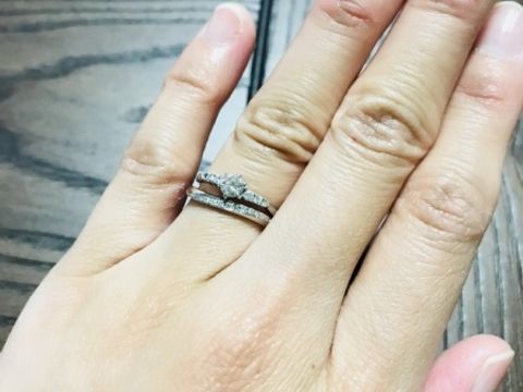 【HelloKitty x MAYFAIR(ハローキティ メイフェア)の口コミ】 婚約指輪にキティちゃんとコラボしたこちらの指輪をもらっていたので、結…