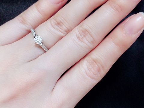 【銀座ダイヤモンドシライシの口コミ】 好みのデザインであったことと、こちらの婚約指輪とセットリングに出来る…