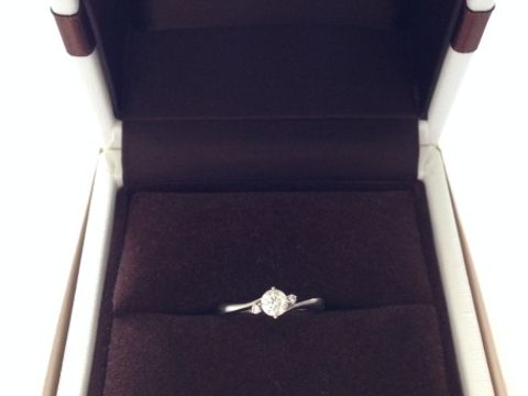 【アイプリモ(I-PRIMO)の口コミ】 デザインからダイヤの選定まですべて夫が決めてくれました。ダイヤ周りの…