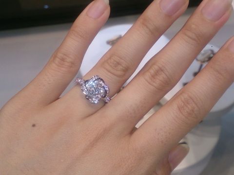 【ブシュロン(BOUCHERON)の口コミ】 雑誌で見て可愛いと思い、ピヴォワンヌを試着しました。芍薬の花びらをイ…