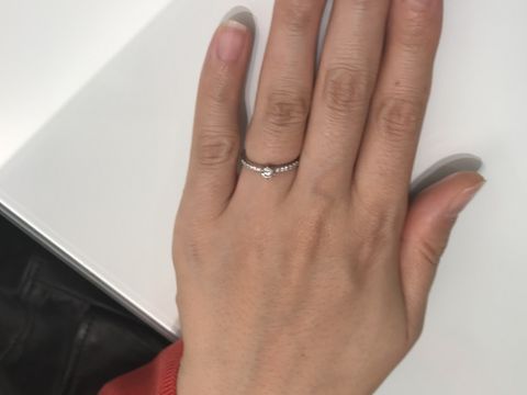 【ROYAL ASSCHER(ロイヤル・アッシャー)の口コミ】 立て爪の１つ石のデザインと迷ったのですが、石のまわりに敷き詰められた…