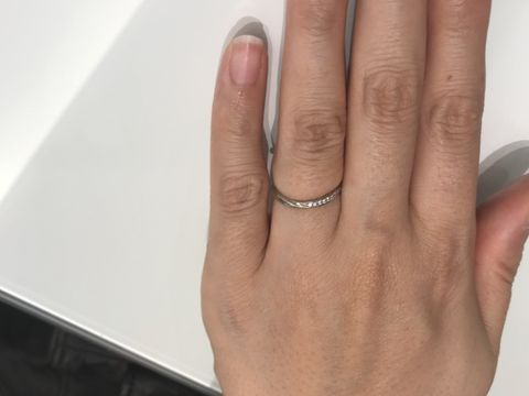 【俄(にわか)の口コミ】 ダイヤが埋め込まれたデザインが希望でした。せせらぎのリングは、ダイヤ…