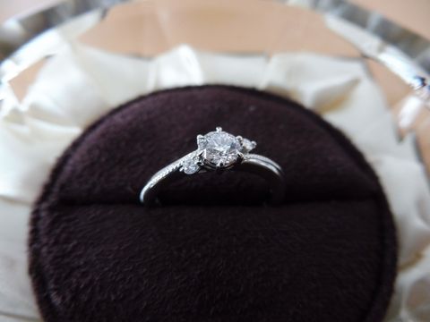 【JEWELRY  KAMATA(ジュエリーかまた)の口コミ】 見た目が可愛くて、一目惚れしました！
サイドにもダイアモンドがついてい…