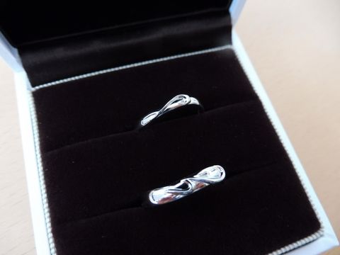 【JEWELRY  KAMATA(ジュエリーかまた)の口コミ】 さり気なく相手のイニシャルがデザインされていて、2人の指輪を重ねると♡…